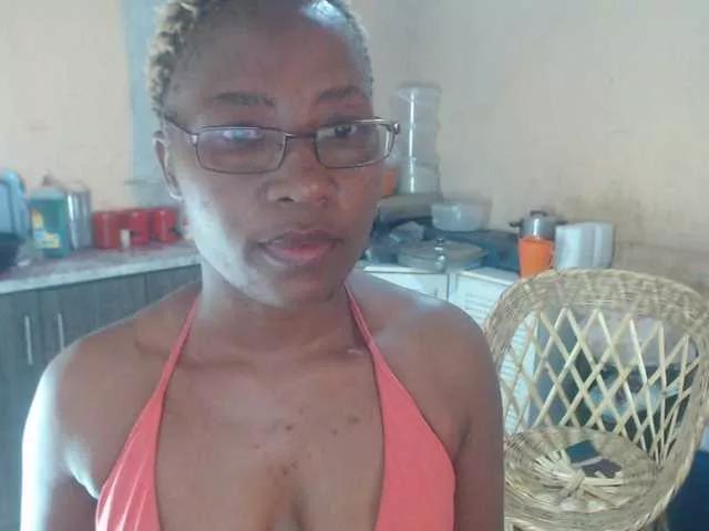 CurvyPear on BongaCams 