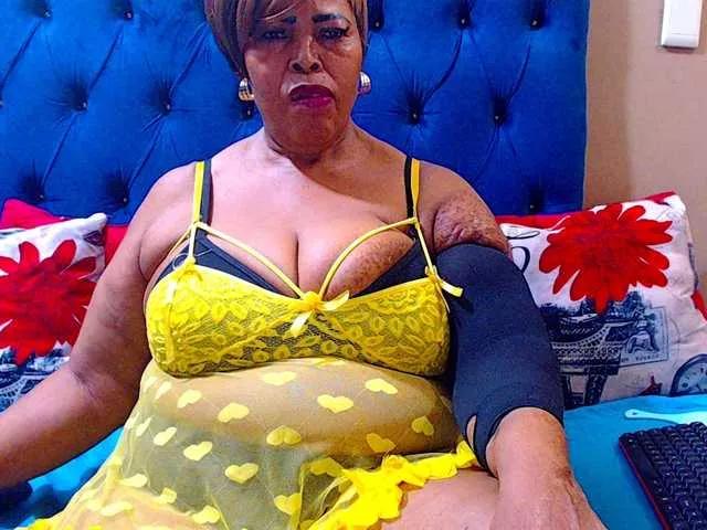 Ebonycandy10 on BongaCams 