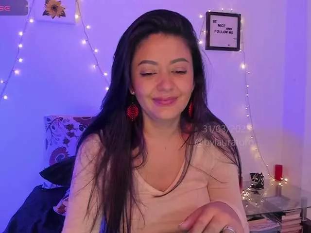 Lauratoro on BongaCams 