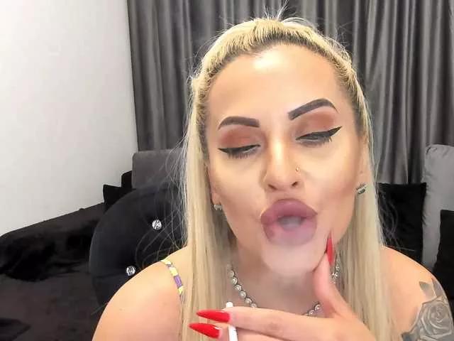 lovelyblondyx on BongaCams 