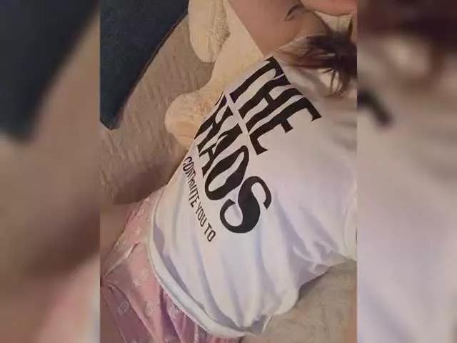 Niki233221 on BongaCams 