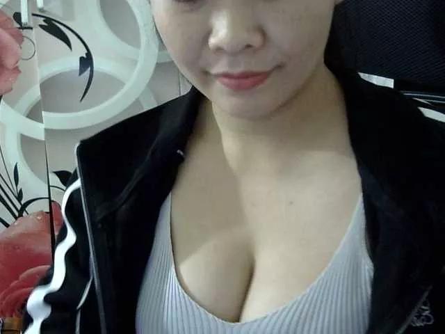 Uhem112 on BongaCams 