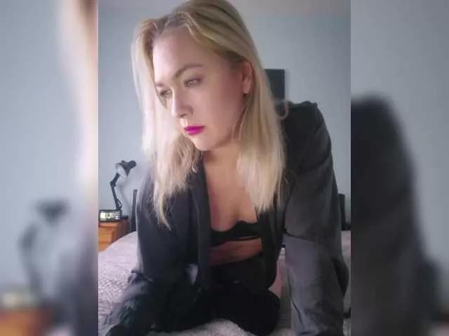 Yesenia-1 on BongaCams 
