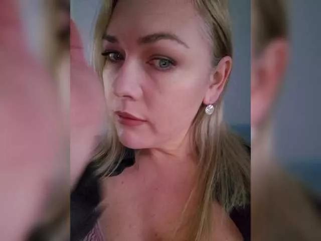 Yesenia-1 on BongaCams 