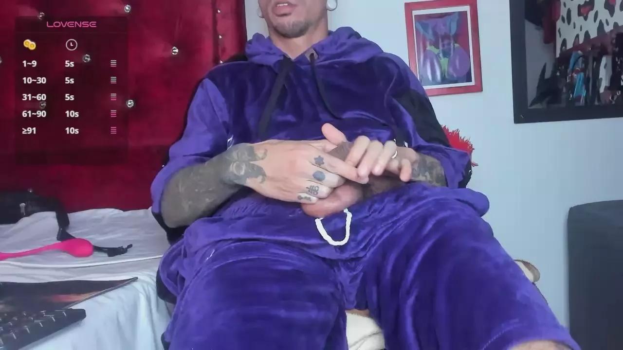 aaronbigdickxxx on Cam4 