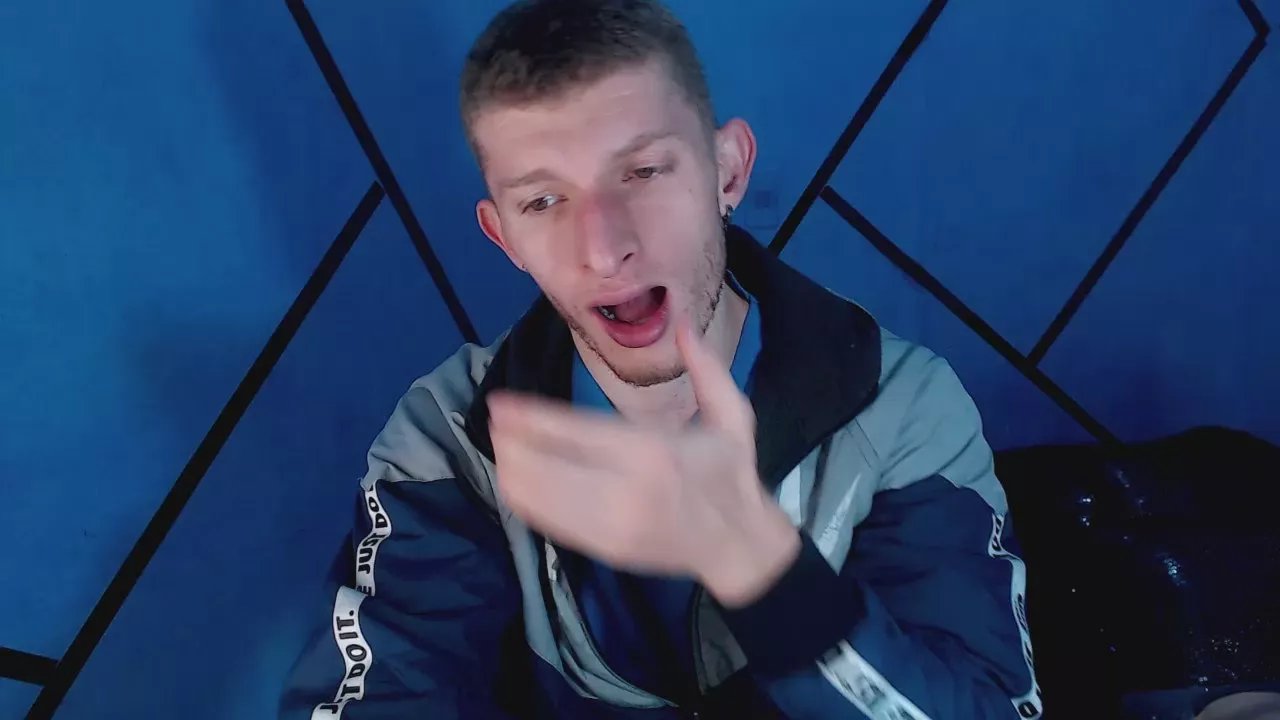 Offline andrewxbii on Cam4