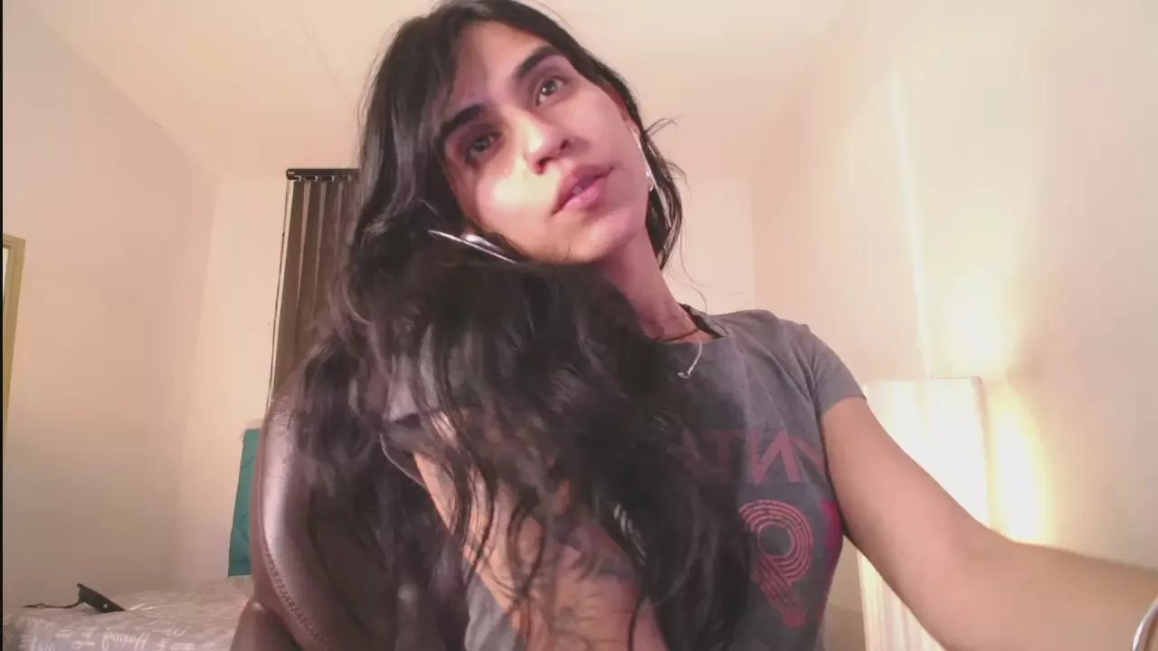 Offline Bella_Poisonous on Cam4