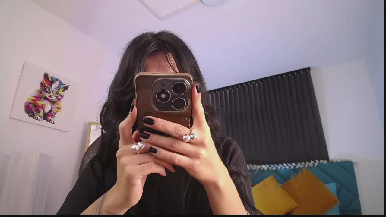 Offline Bella_Poisonous on Cam4