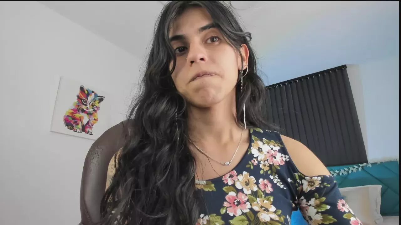 Offline Bella_Poisonous on Cam4