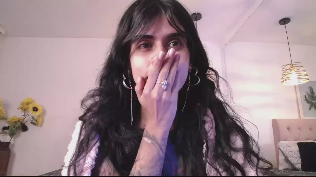 Offline Bella_Poisonous on Cam4