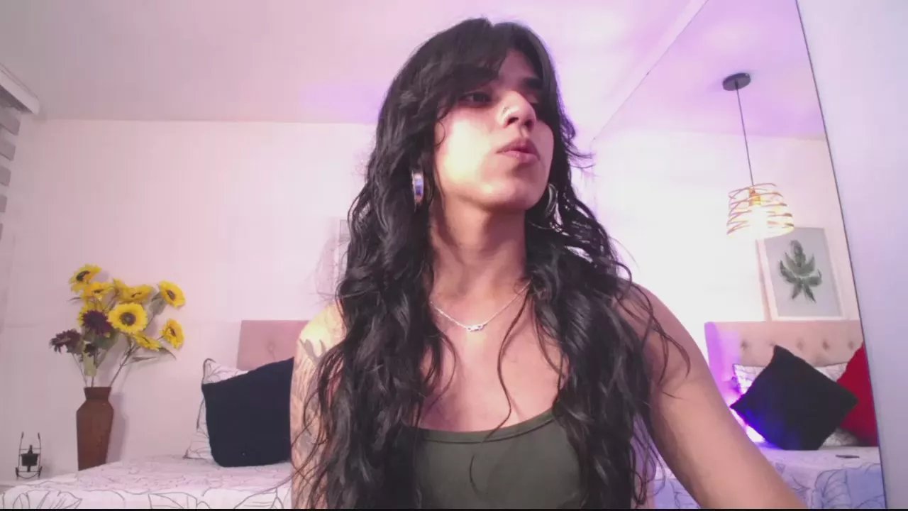 Offline Bella_Poisonous on Cam4