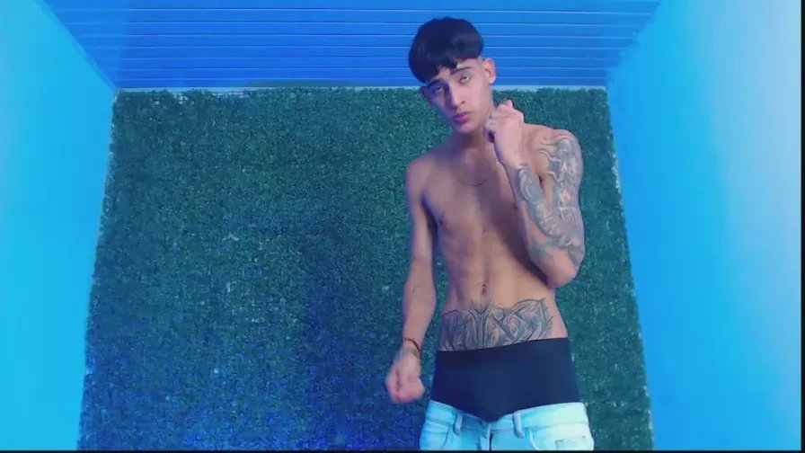 Offline biglatinhard777 on Cam4