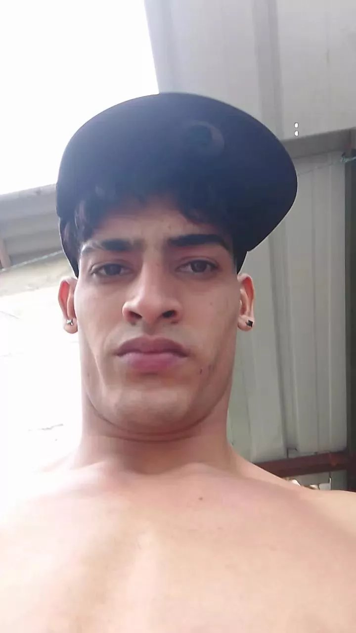 Offline biglatinhard777 on Cam4