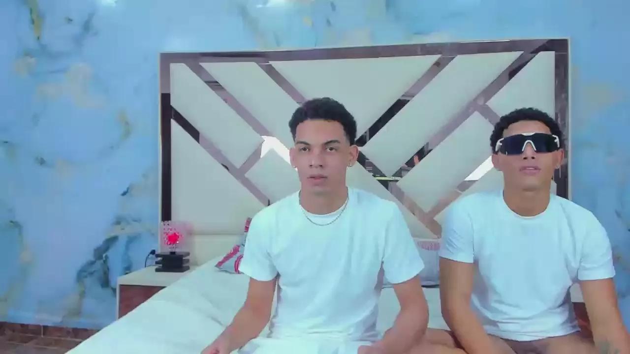 COUPLE_YOUNGSEX on Cam4 