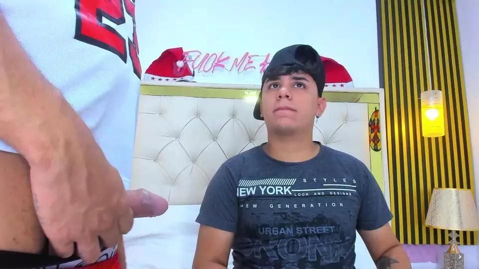 COUPLE_YOUNGSEX on Cam4 