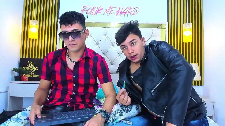 COUPLE_YOUNGSEX on Cam4 