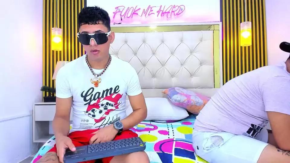 COUPLE_YOUNGSEX on Cam4 