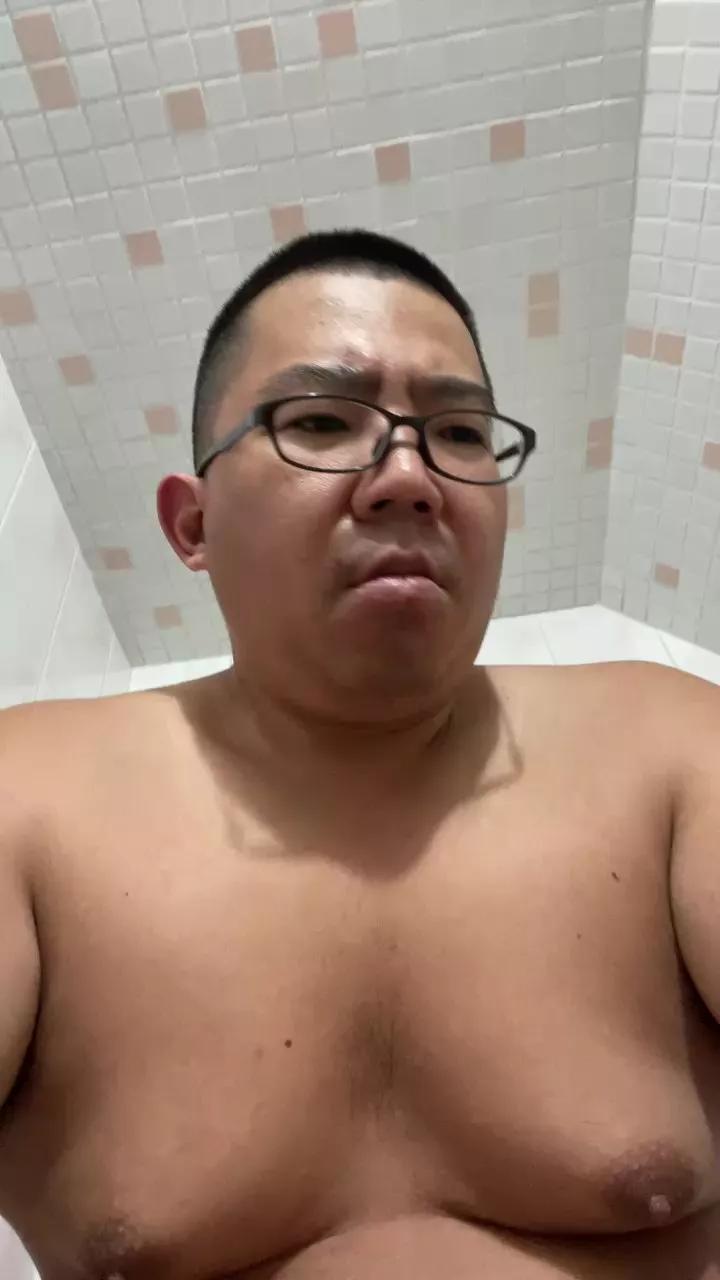 Edgemebear69 on Cam4 