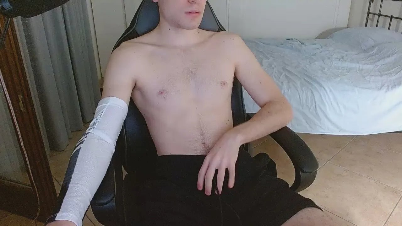 Offline FitBoywow on Cam4