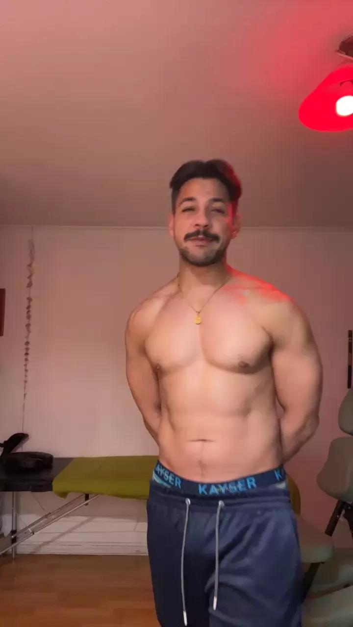 Garet22 on Cam4 