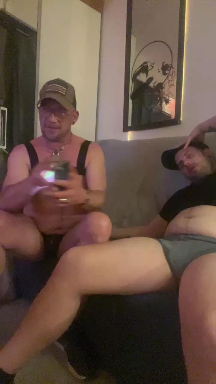 HairyGuy06 on Cam4 
