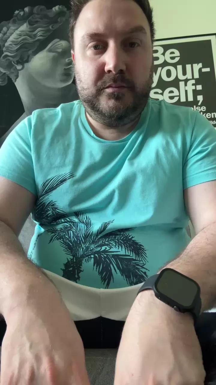 ItalianBear88 on Cam4 