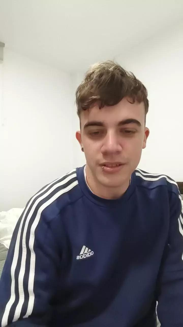 Jovencurioso18_ on Cam4 