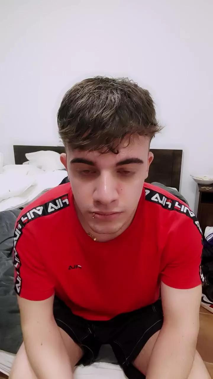 Jovencurioso18_ on Cam4 