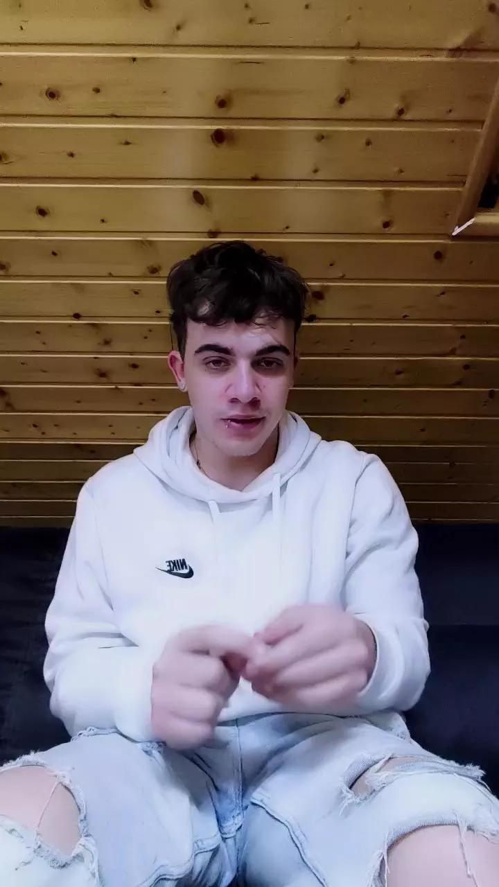 Jovencurioso18_ on Cam4 