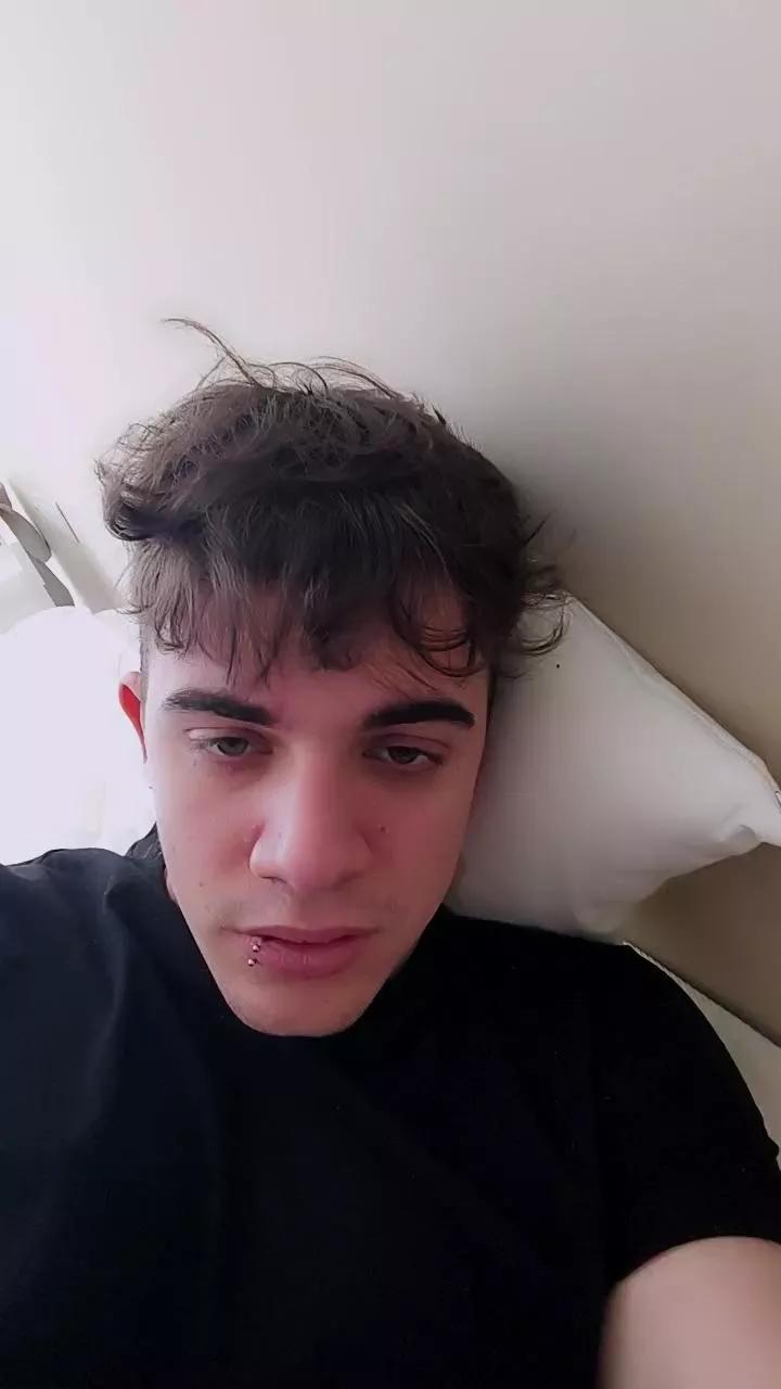 Jovencurioso18_ on Cam4 