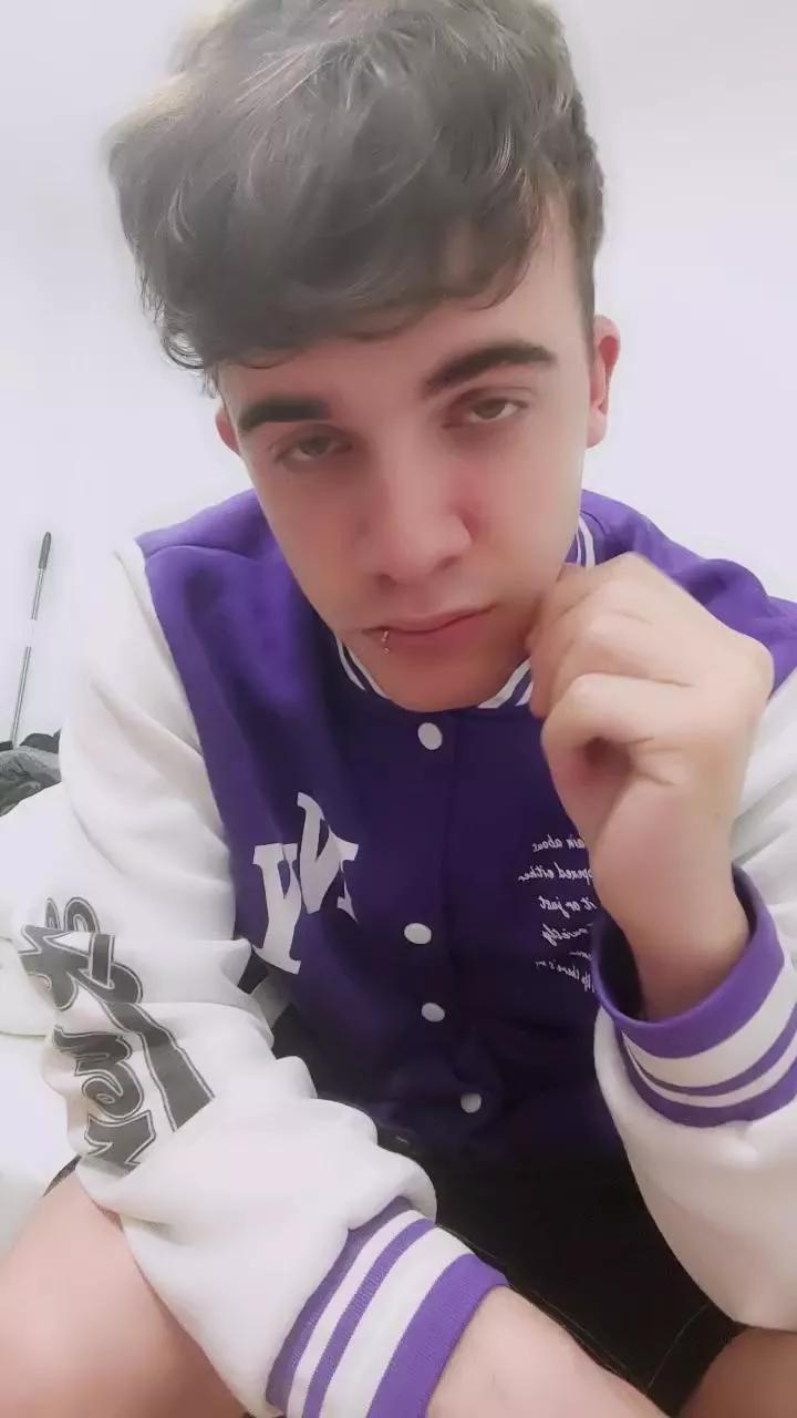 Jovencurioso18_ on Cam4 
