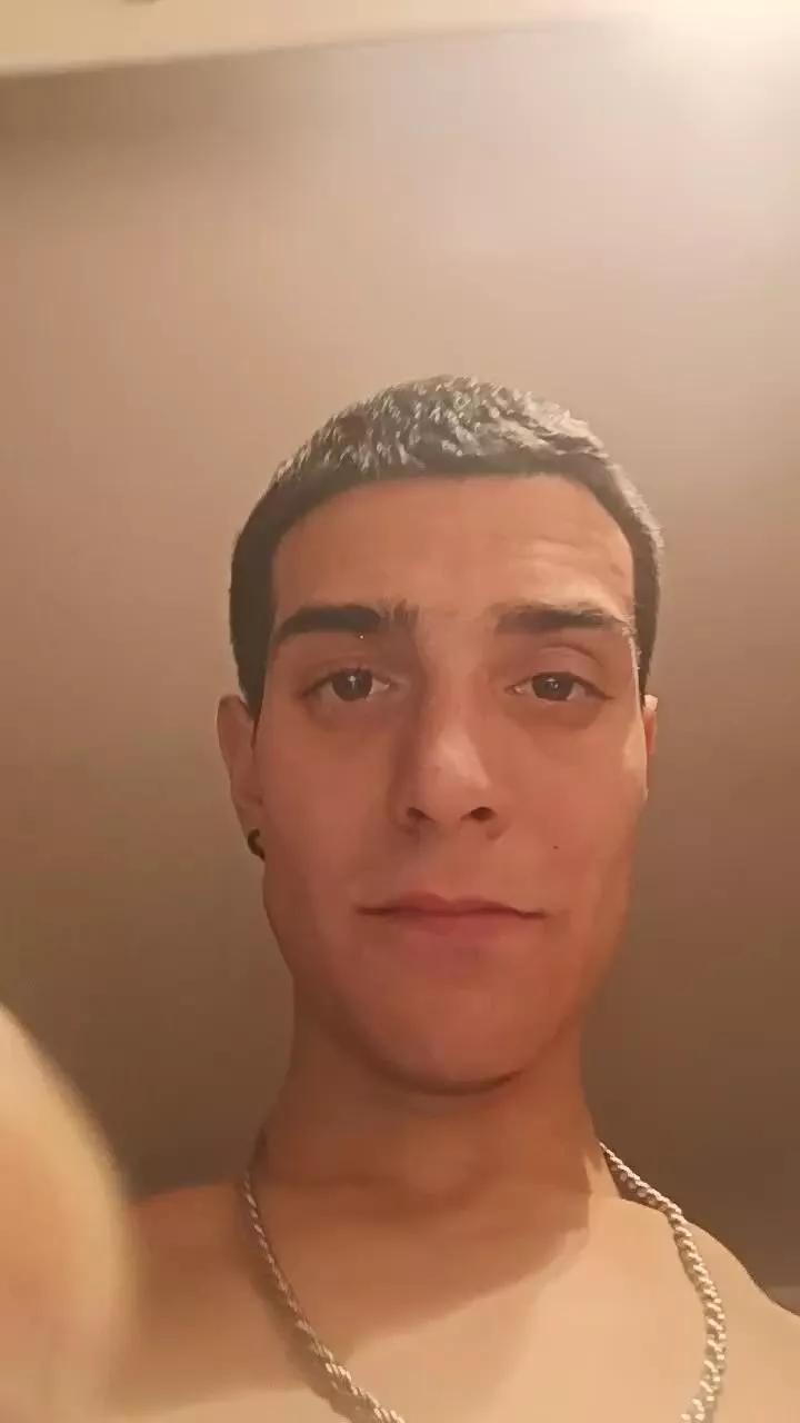Kingunner18 on Cam4 