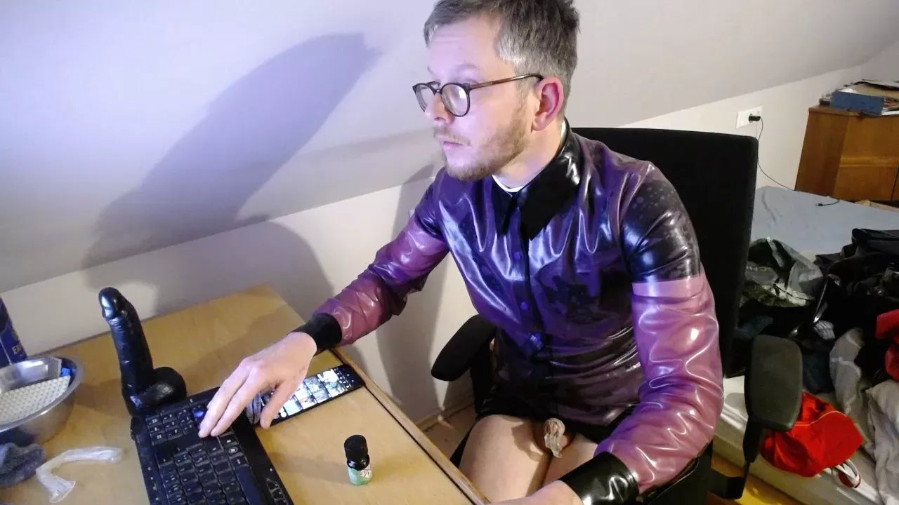 Offline Latexsissyfun on Cam4