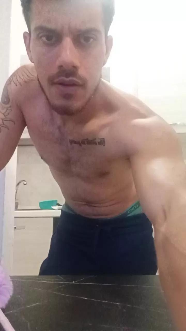 latinbull_hot on Cam4 