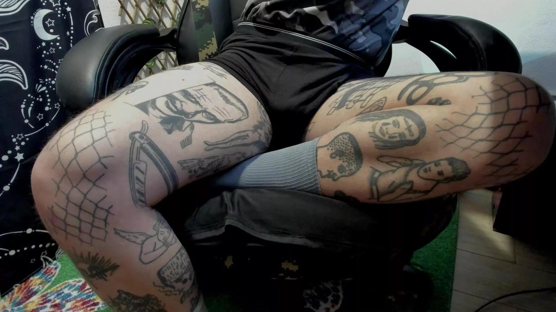 Layneinchains on Cam4 