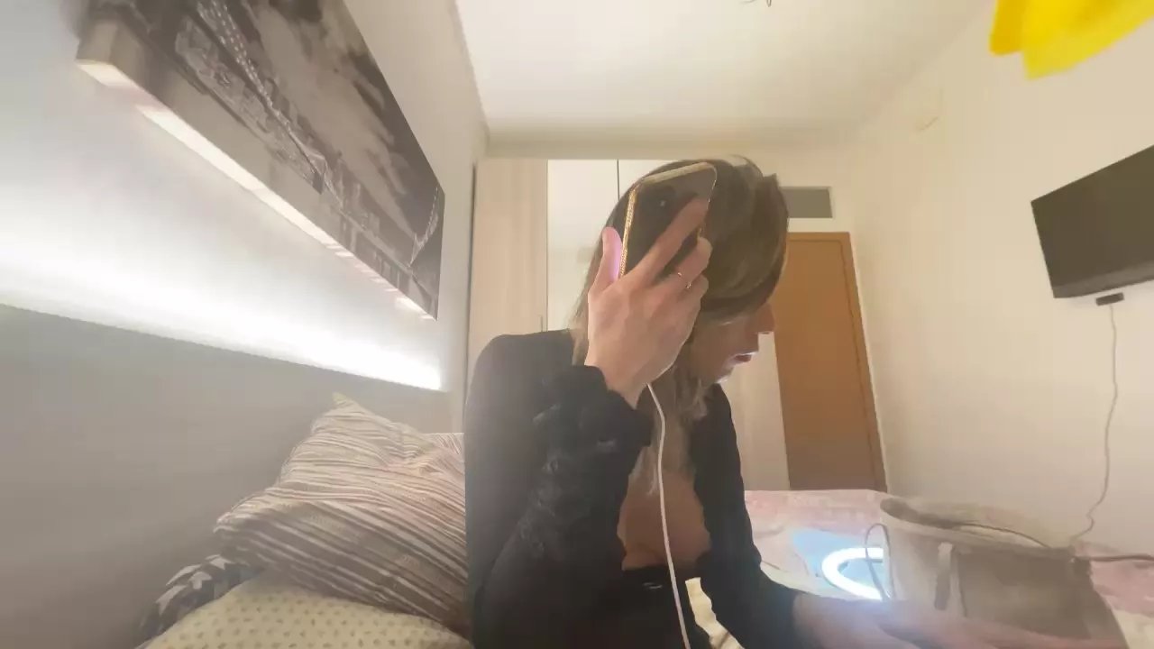 Offline Louiselins on Cam4