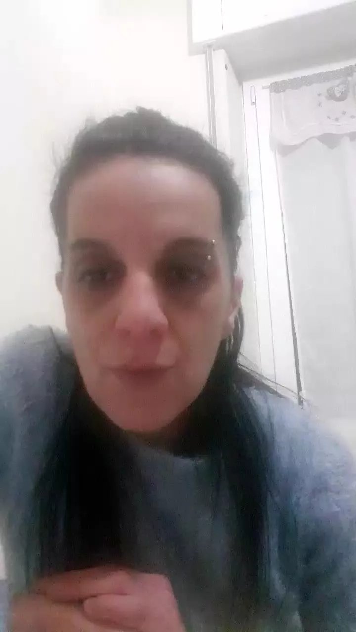 Offline LuciaeGraziella on Cam4