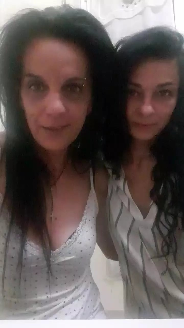 Offline LuciaeGraziella on Cam4