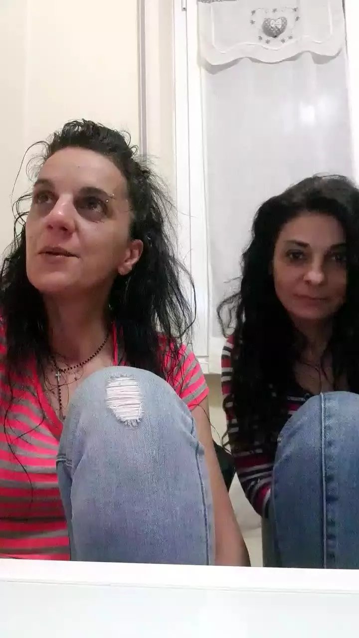 Offline LuciaeGraziella on Cam4