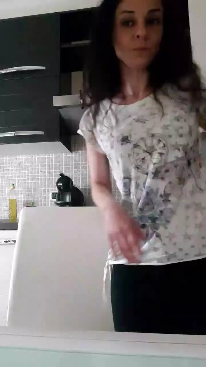 Offline LuciaeGraziella on Cam4