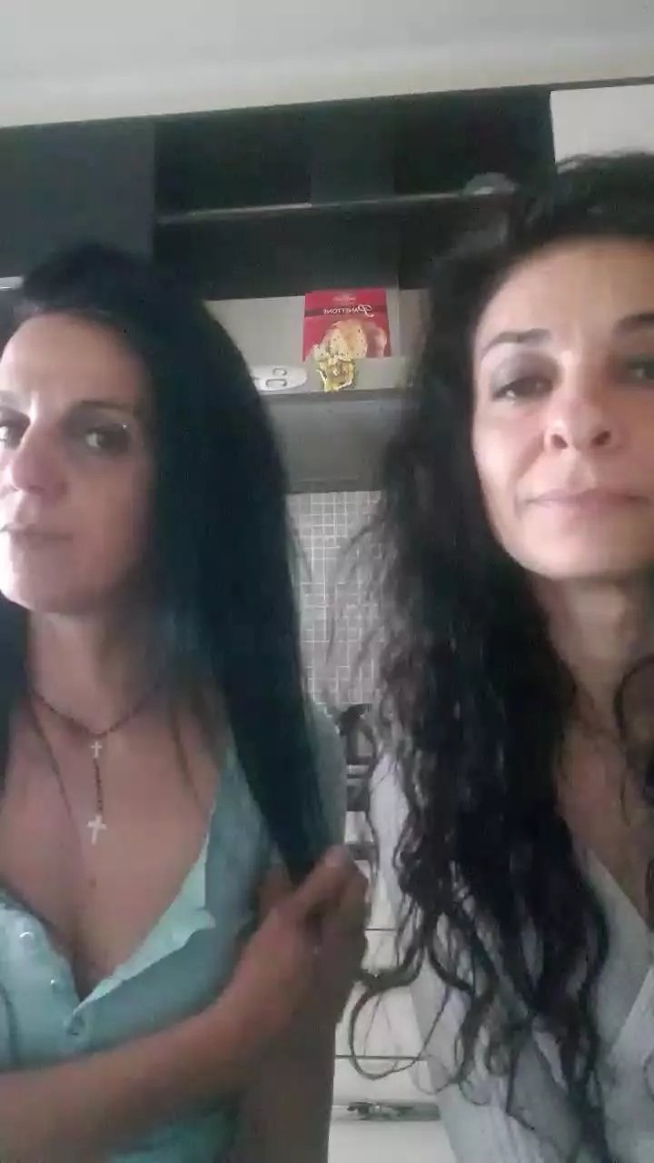 Offline LuciaeGraziella on Cam4