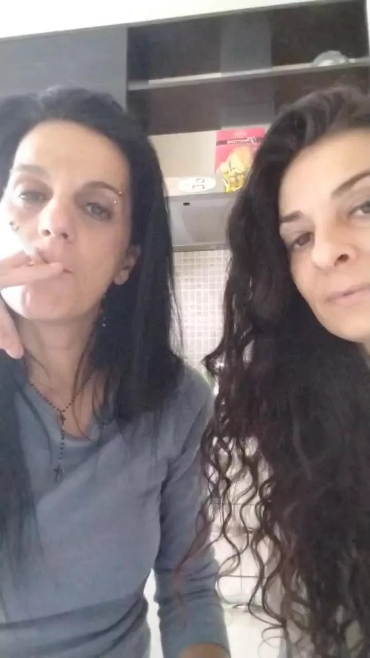 Offline LuciaeGraziella on Cam4