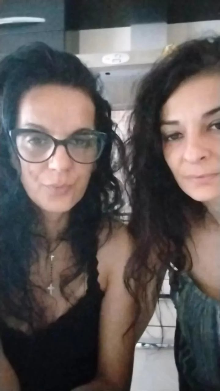 Offline LuciaeGraziella on Cam4