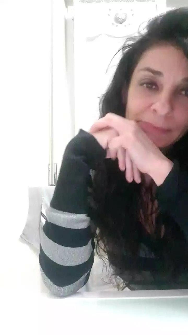 Offline LuciaeGraziella on Cam4