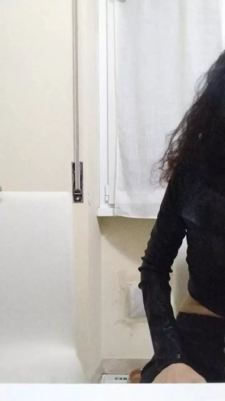 Offline LuciaeGraziella on Cam4