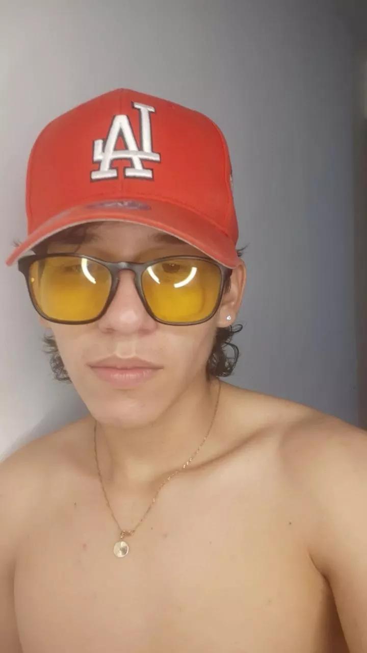 Magig_axel on Cam4 