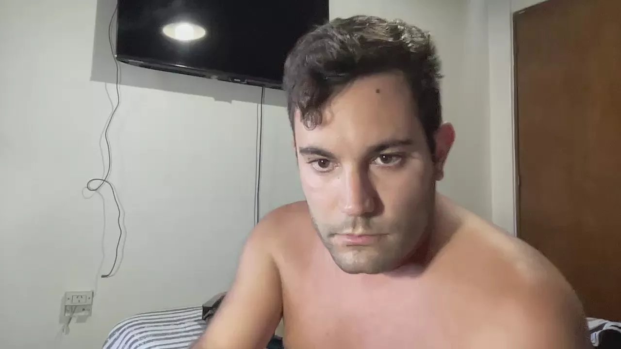 Offline Martin26264 on Cam4