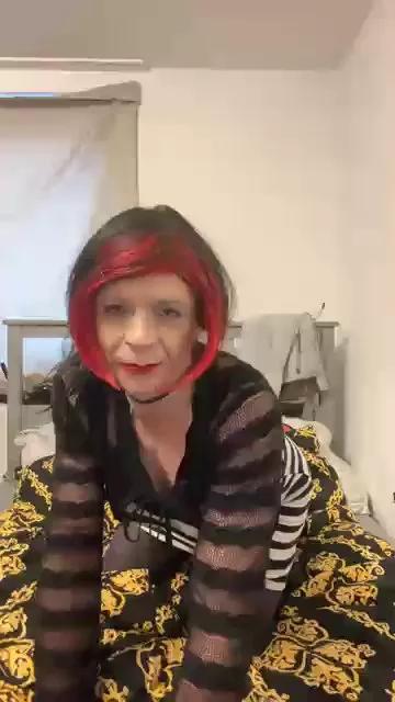 Moniqu3Lov3 on Cam4 
