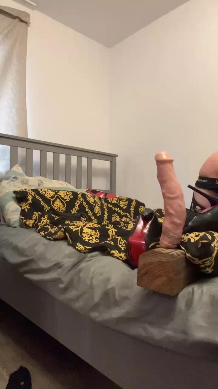 Moniqu3Lov3 on Cam4 