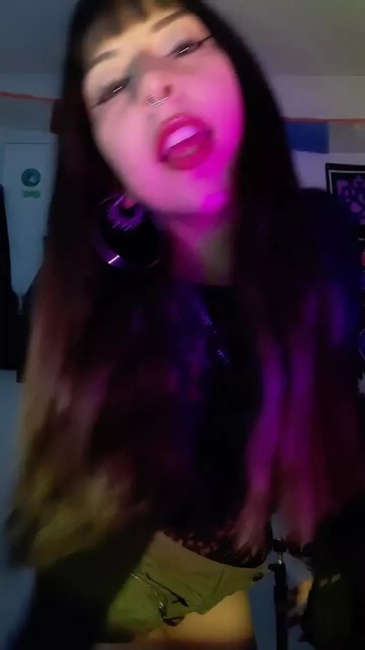 Offline natigatitaa on Cam4